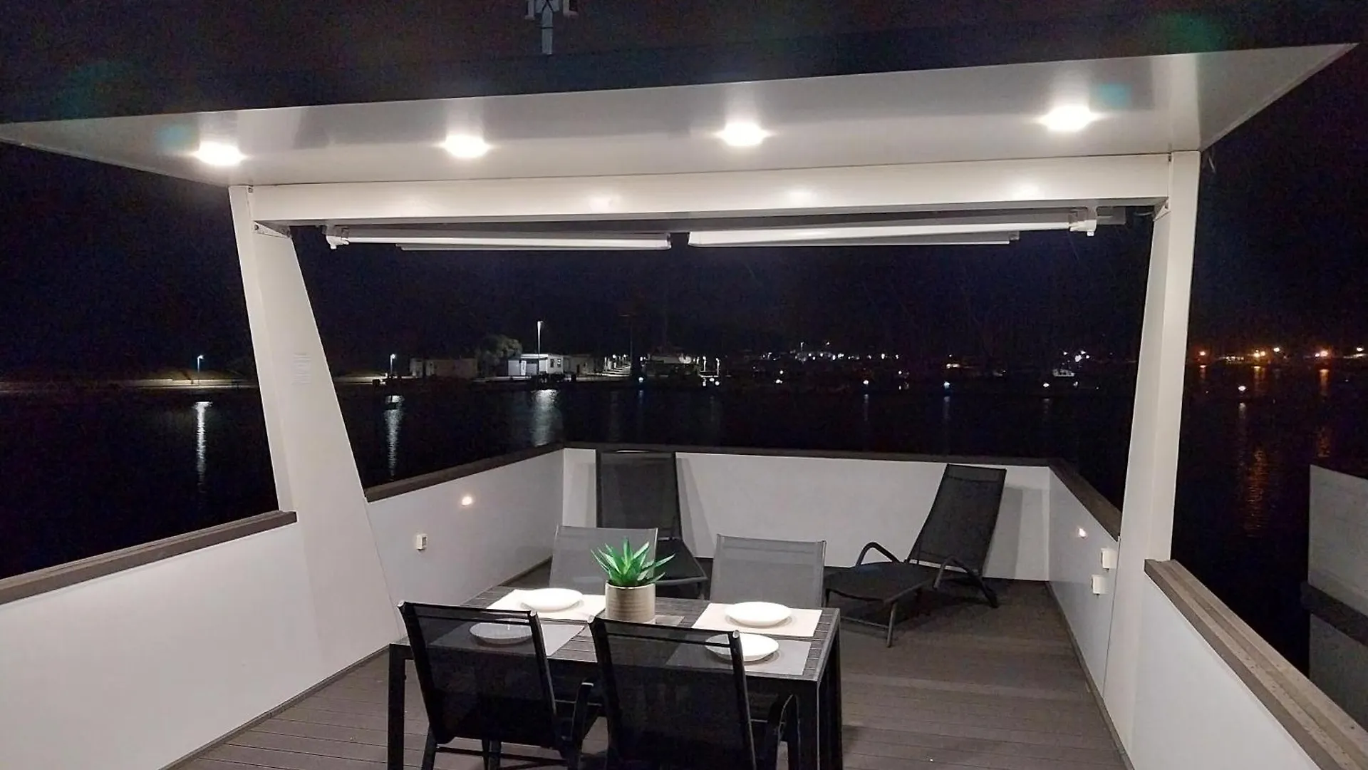 Floating House - Luxury Floating Sea Oasis Pula Apartment