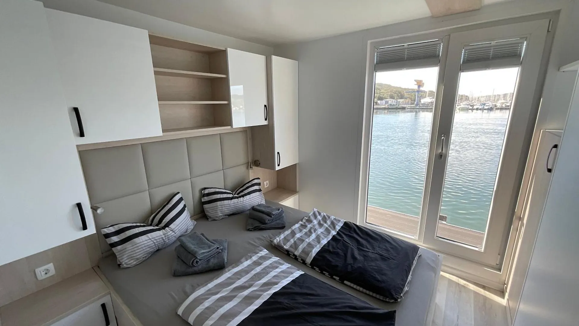 Floating House - Luxury Floating Sea Oasis Pula Apartment