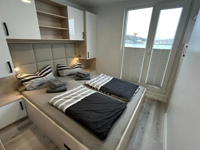 Floating House - Luxury Floating Sea Oasis Pula Apartment